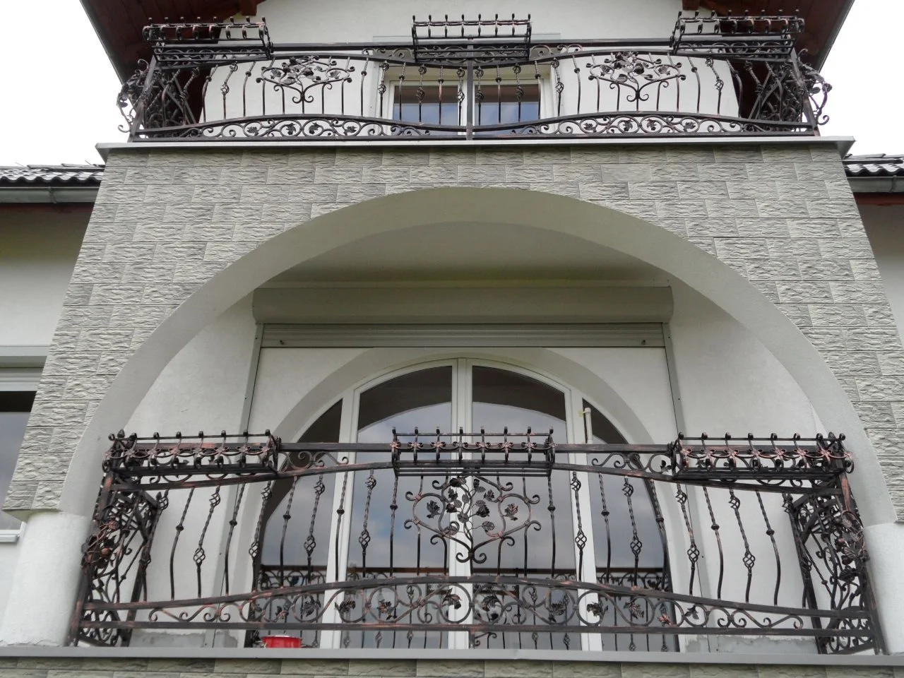 Wyrób kuty: Kuta Balustrada Balkonowa z Ornamentyką Secesyjną