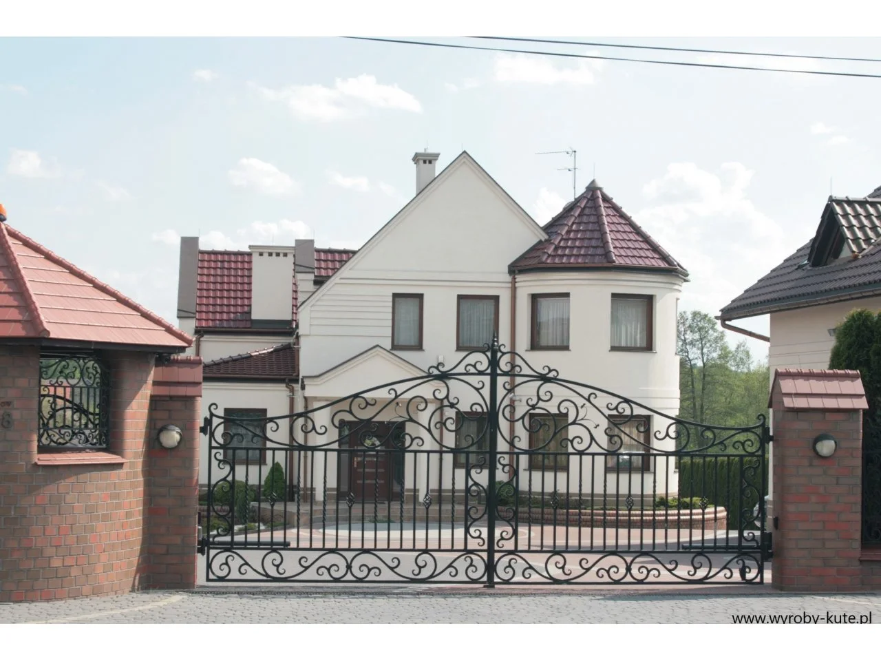 Wyrób kuty: Kuta Brama Wjazdowa Uchylna z Ornamentyką Klasyczną