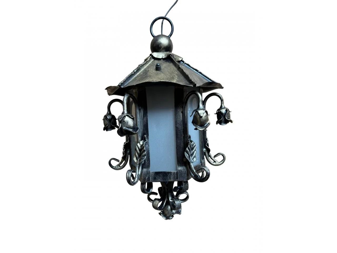 Wyrób kuty: Kuta Lampa Wisząca z Ornamentyką Różaną