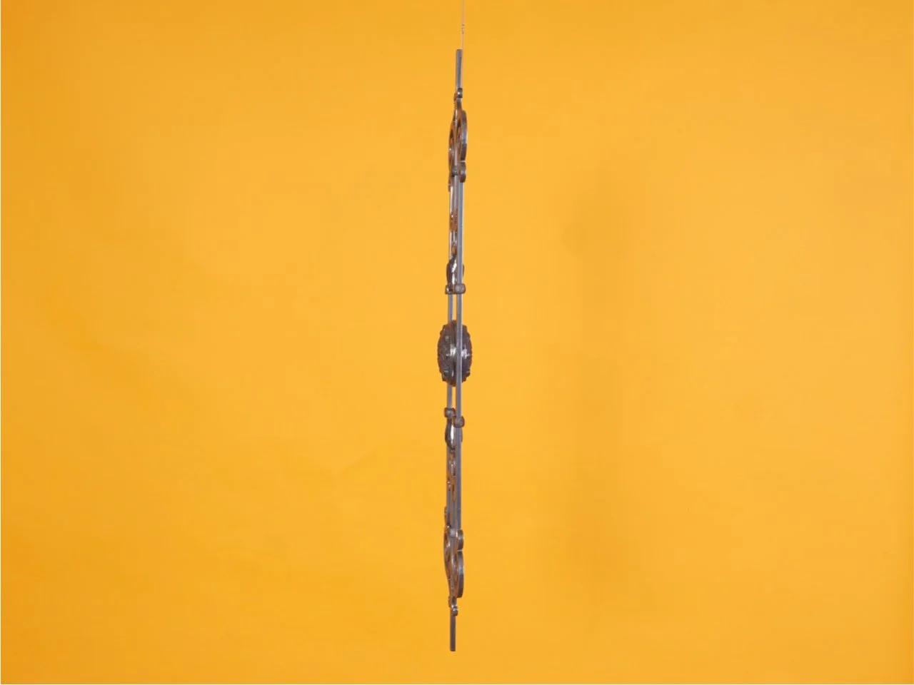 Wyrób kuty: Kuta tralka balustradowa ozdobna z różami 20 cm 950 mm