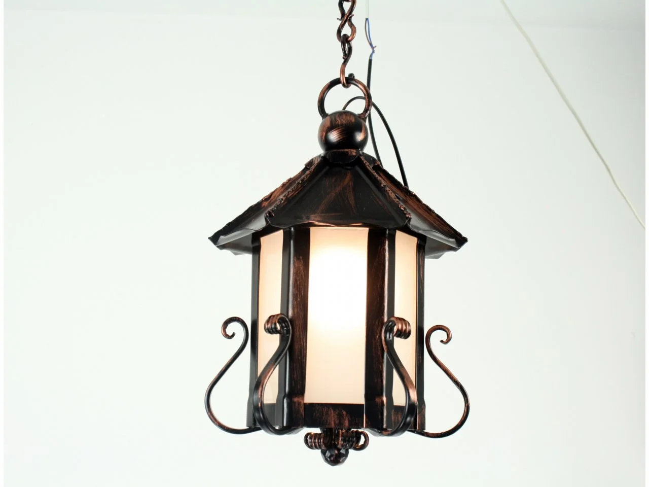 Wyrób kuty: Lampa Sufitowa Kuta w Stylu Latarni Klasycznej