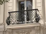 Gotowa klasyczna balustrada kuta zamontowana na balkonie zabytkowej kamienicy