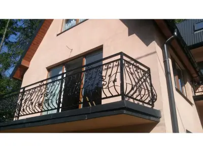 Wyrób kuty: Kuta Balustrada Balkonowa Klasyczna z Ornamentyką Roślinną