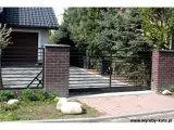Wyrób kuty: Kuta Brama Przesuwna o Minimalistycznym Wypełnieniu Horyzontalnym