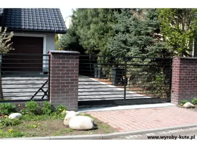 Wyrób kuty: Kuta Brama Przesuwna o Minimalistycznym Wypełnieniu Horyzontalnym