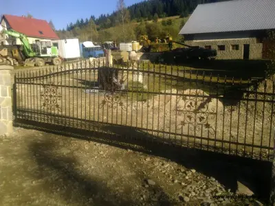 Wyrób kuty: Kuta brama przesuwna z elementami ornamentalnymi