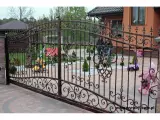 Wyrób kuty: Kuta Brama Przesuwna z Furtką o Ornamentyce Klasycznej