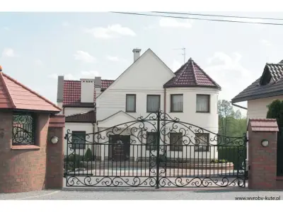 Wyrób kuty: Kuta Brama Wjazdowa Uchylna z Ornamentyką Klasyczną