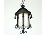 Wyrób kuty: Kuta Lampa Wisząca z Ornamentyką Kowalską