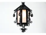 Wyrób kuty: Kuta Lampa Wisząca z Ornamentyką Różaną