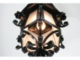 Wyrób kuty: Kuta Lampa Wisząca z Ornamentyką Różaną