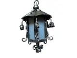 Wyrób kuty: Kuta Lampa Wisząca z Ornamentyką Różaną