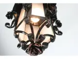 Wyrób kuty: Kuta Lampa Wisząca z Ornamentyką Różaną