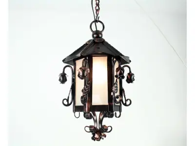 Wyrób kuty: Kuta Lampa Wisząca z Ornamentyką Różaną