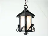 Wyrób kuty: Wisząca Lampa Kowalska z Ornamentem Liściastym